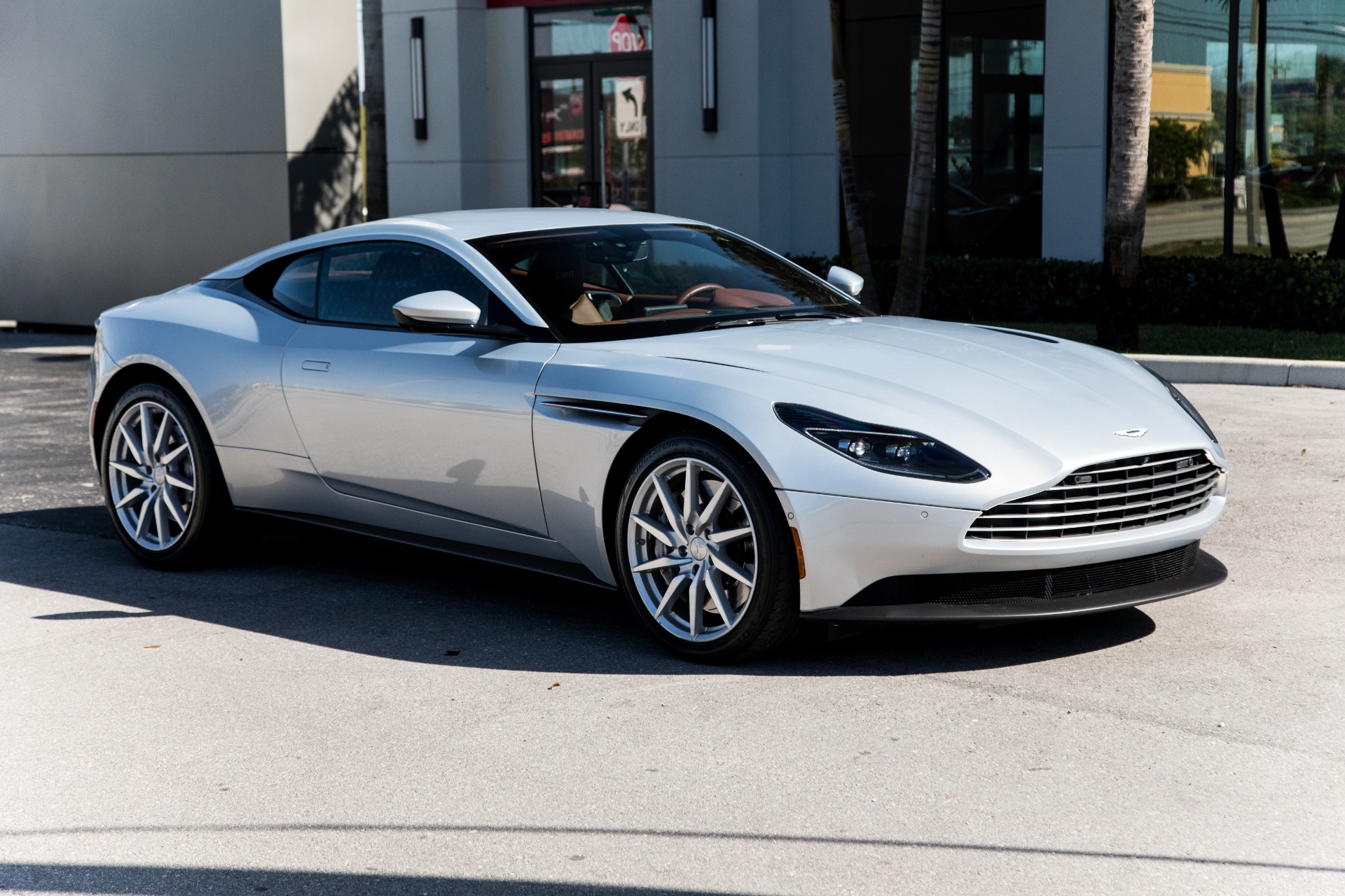 Aston Martin db11 2020