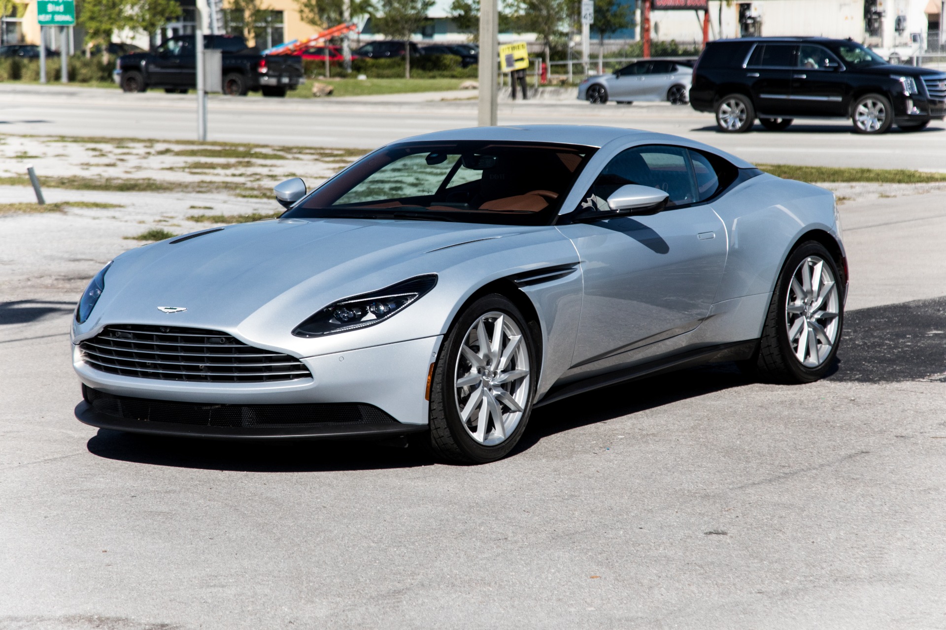 Aston Martin db11 v8