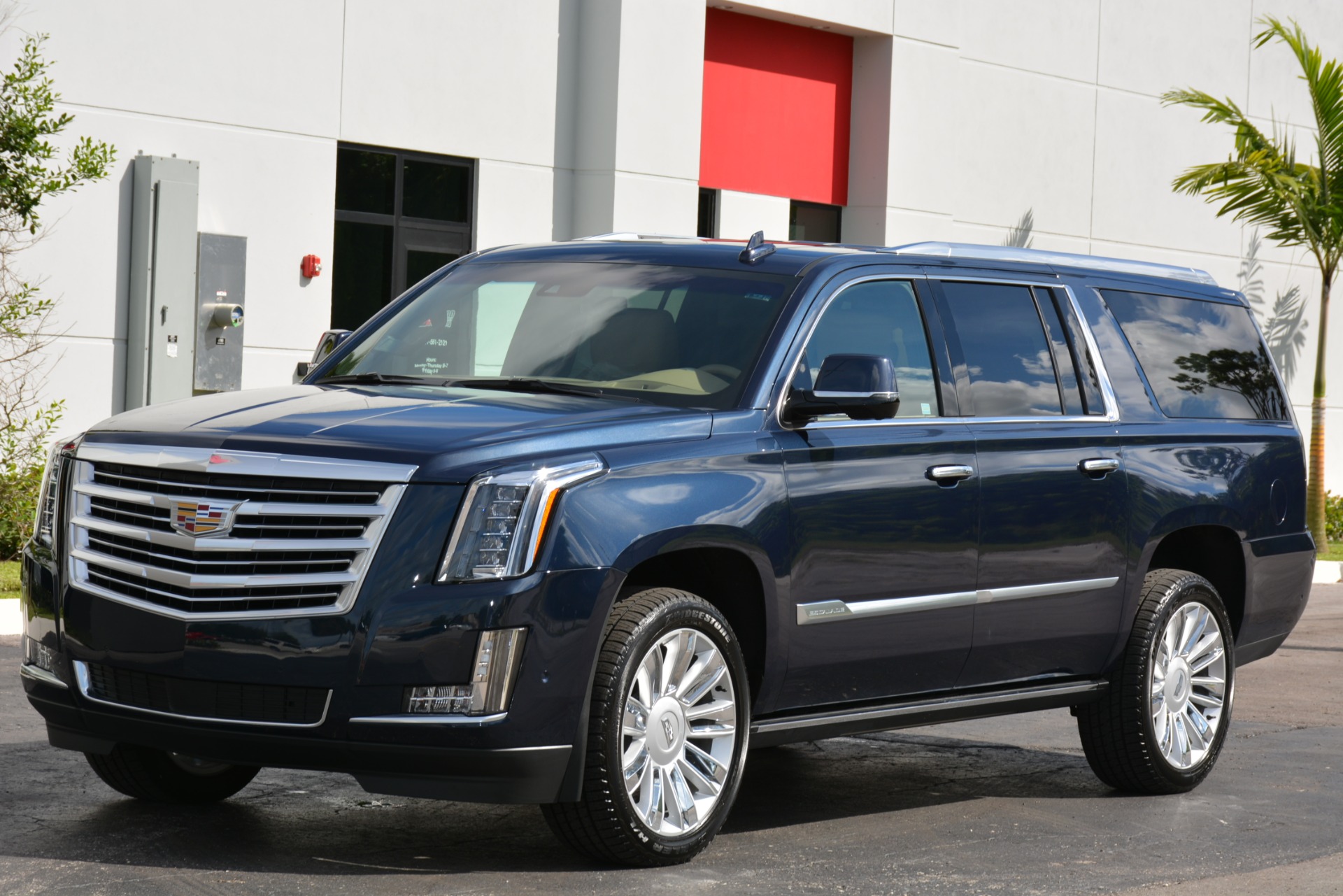 Cadillac escalade esv отличия