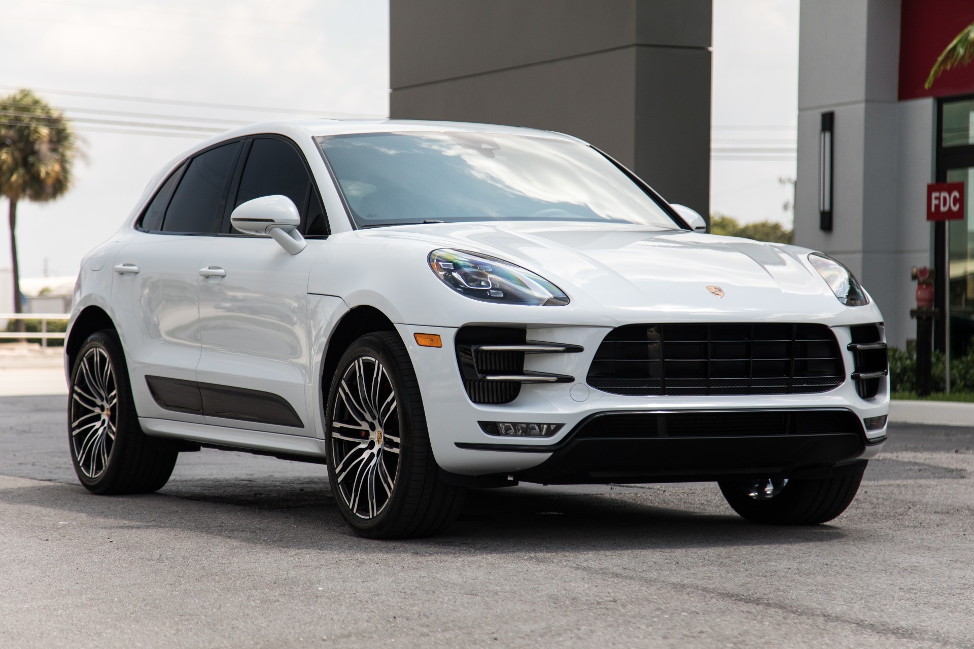 Porsche Macan Turbo 2021